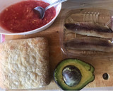 Foto del paso 1 de la receta: Tapa de sardina encurtida, tomate y aguacate, siguiendo las indicaciones de mi amiga L