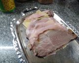Foto del paso 2 de la receta: Bondiola (cocinada) con jamón y queso y ensalada