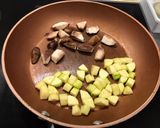 Foto del paso 2 de la receta: Tortilla de setas, calabacín, jamón y cebolla confitada con un toque oriental 🥢🥢