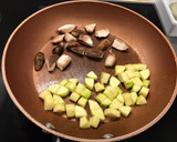 Foto del paso 2 de la receta: Tortilla de setas, calabacín, jamón y cebolla confitada con un toque oriental 🥢🥢