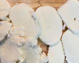 Foto del paso 1 de la receta: Bruschetta de mozzarella con jamón y albaricoques