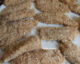 Foto del paso 3 de la receta: Palitos de pollo con cereales aptos para celíacos y alérgicos