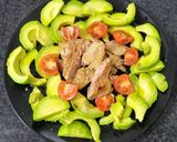 Foto del paso 3 de la receta: Ensalada de aguacate, ventresca y cherry