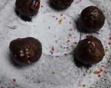 A picture of step 5 of Mini cookie balls.