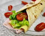 Foto del paso 3 de la receta: 🌯 Wrap de jamón, queso, lechuga y tomate cherry 🌯