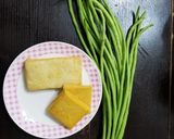 A picture of step 1 of Chinese stir-fry fish cakes dry beancurd with long beans 魚片豆乾炒長豆.