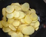 A picture of step 2 of Isa's fried chicken and potatoes #5threcipe.