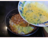 Foto del paso 3 de la receta: Tapa de tortilla de gambas al ajillo con camarones