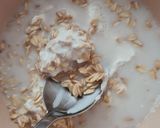 Foto del paso 1 de la receta: Yogur griego en rosa 🌹 Yogur con avena trasnochada y frutillas 🍓 low carb 🍓 alto en proteínas