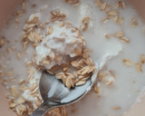 Foto del paso 1 de la receta: Yogur griego en rosa 🌹 Yogur con avena trasnochada y frutillas 🍓 low carb 🍓 alto en proteínas