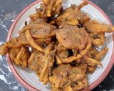 A picture of step 3 of Besan k Pakoray.