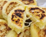 Foto del paso 7 de la receta: 🥔🧀 Llapingachos - Tortillitas de papa rellenas de queso, a la sartén 🧀🥔