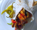 Foto del paso 10 de la receta: Fajitas de pechuga de pollo con vegetales y especias varias