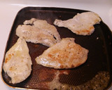 Foto del paso 2 de la receta: Pechugas a la plancha con perejil y ajo