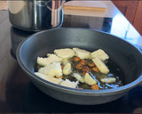 Foto del paso 1 de la receta: Pavo en pepitoria con champiñones
