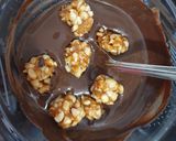 A picture of step 3 of Peanut caramel rock candy.