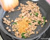 รูปขั้นตอนการทำที่ 4 ของ หมูสับผัดกระเทียมพริกไทยใบโหระพากรอบ