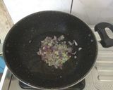 A picture of step 4 of Mushroom Shimla Matar.
