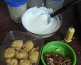 A picture of step 2 of Rice dip with gold vitamin and potato chip.