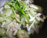 Hình bước làm 2 của món Mướp xào thịt xay