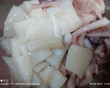 Foto del paso 1 de la receta: Calamar estofado con pasta de curry rojo