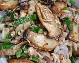 รูปขั้นตอนการทำที่ 5 ของ ลาบเห็ดย่างไก่ฉีก