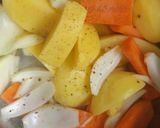Mézes-mustáros csirke, hagymás, répás, krumpliágyon recept fázis 3 fotója