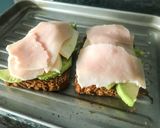 Foto del paso 5 de la receta: Tostada de aguacate, tomate, queso y jamón