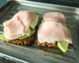 Foto del paso 5 de la receta: Tostada de aguacate, tomate, queso y jamón