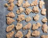 Foto del paso 1 de la receta Bocaditos de pollo al horno con salsa de ajo y miel. Picoteo bajo en calorías