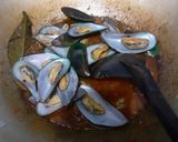 Foto langkah ke 4 dari resep Clam Fettuccine with Padang Sauce.
