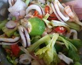 Foto langkah ke 5 dari resep Thai spicy seafood salad.