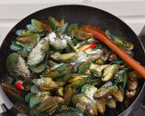 Foto langkah ke 5 dari resep Kerang Ijo Kuah Kuning.