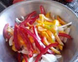 Foto del paso 5 de la receta: Hamburguesas a caballo con vegetales saltados