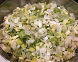 Foto del paso 3 de la receta: Quiche de puerros y salmón