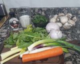 Foto del paso 1 de la receta: Sopa de champiñones y verdura casera con crutones