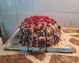 Foto del paso 12 de la receta: Torta deleite con triple rellenos decorada con ganache de chocolate blanco y frambuesas