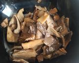 Foto del passaggio 3 della ricetta Orzo su crema di cavolfiore e ricotta con funghi