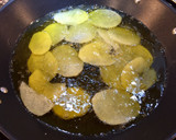 Foto del paso 1 de la receta: Patatas chips, chorizo crujiente picante y huevos flor