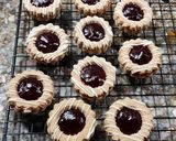 Foto del paso 12 de la receta: 🫖 Galletitas rellenas con dulce de leche o dulce de frambuesa 🫖Masa de mantequilla de maní al cacao
