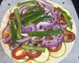 Foto del paso 1 de la receta: Pizza de calabacín, pimientos y cebolla de tortilla de trigo en freidora de aire