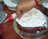 हार्ट शेप रेड वेलवेट केक (heart shape Red velvet cake recepie in hindi) रेसिपी चरण 11 फोटो