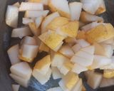 Foto del paso 2 de la receta: Ensalada Tibia de Peras, Apio y Queso Azul