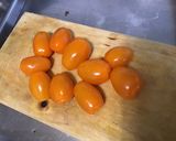 Une image de l'étape 4 de Melon farci aux tomates bicolores, feta, radis et menthe fraîche.