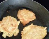 Foto del paso 3 de la receta: Tortitas de pollo con salsa y calabacitas