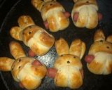 Foto del paso 4 de la receta: Conejitos de pan con salchichas!!