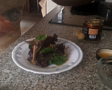 Foto del paso 9 de la receta: Ensalada templada de setas, alcachofas en escabeche y gambas