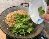 รูปขั้นตอนการทำที่ 6 ของ ข้าวผัดหมูปิ้ง
