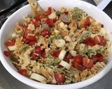 Une image de l'étape 11 de Salade de farfalles aux légumes, viandes grillées et olives.