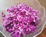 Foto del passaggio 2 della ricetta Vellutata di cavolo viola con crostini e gocce di formaggio